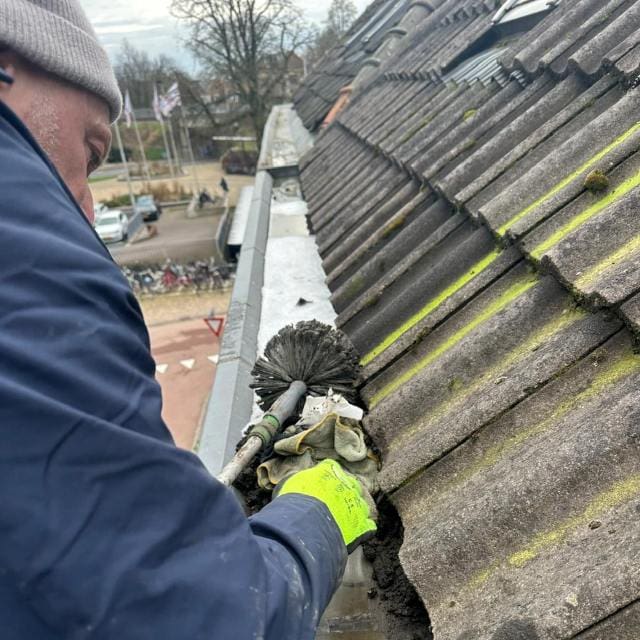Dakgoot onderhoud Gelderland aan het werk