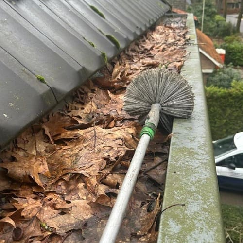 De kosten bij het verhelpen van een dakgoot lekkage