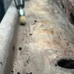 Dakgoot vuil vrij maken om de lekkage goed te kunnen verhelpen Dakgoot vuil vrij maken om de lekkage goed te kunnen verhelpen
